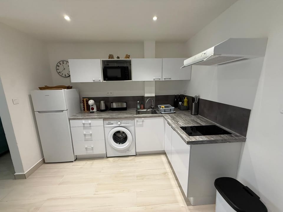 Coffee/tea facilities, Kitchen or kitchenette, stove, toaster, washing machine