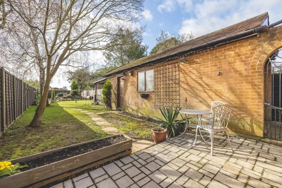 COSY HOME NEAR DORNEY, WINDSOR & Free Parking - By Tempstay House in Taplow