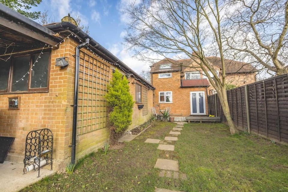 COSY HOME NEAR DORNEY, WINDSOR & Free Parking - By Tempstay House in Taplow