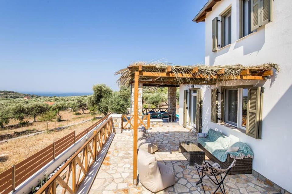 Property building, Patio, Day, Balcony/Terrace, Seating area