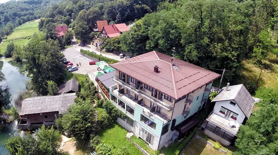 Property building, Day, Neighbourhood, Natural landscape, Bird's eye view, River view, Street view