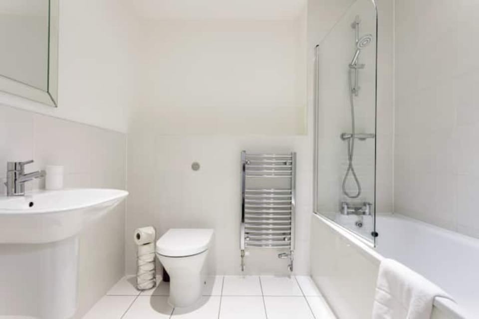 Modern 1 Bedroom Apartment Near Canary Wharf with Balcony House in London