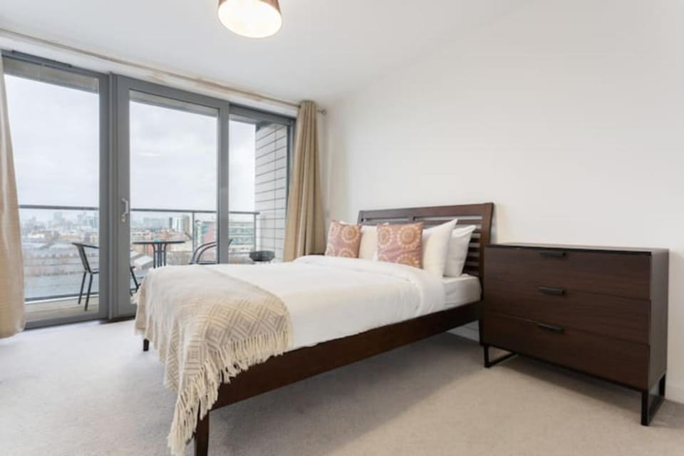 Modern 1 Bedroom Apartment Near Canary Wharf with Balcony House in London