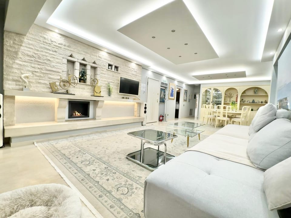 TV and multimedia, Kitchen or kitchenette, Living room, Seating area