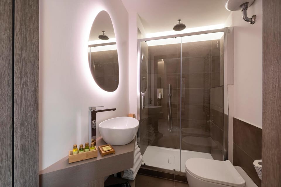 Shower, Toilet, Bathroom, towels