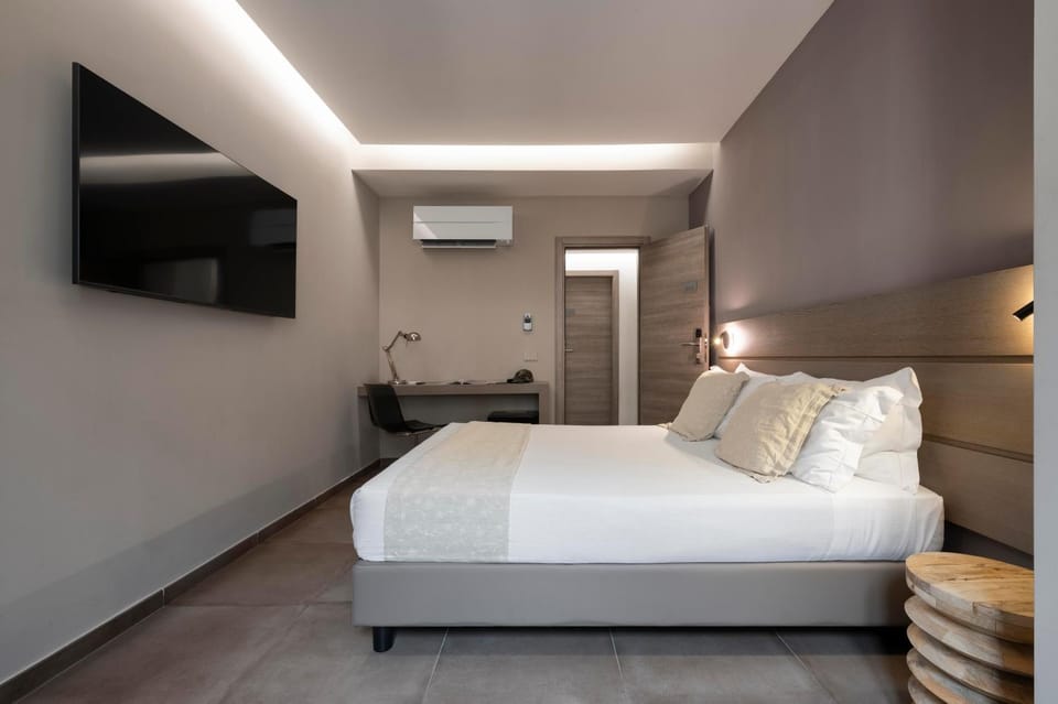 Bed, TV and multimedia, Photo of the whole room, Bedroom, air conditioner