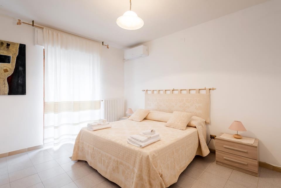 Bed, Balcony/Terrace, Bedroom, air conditioner