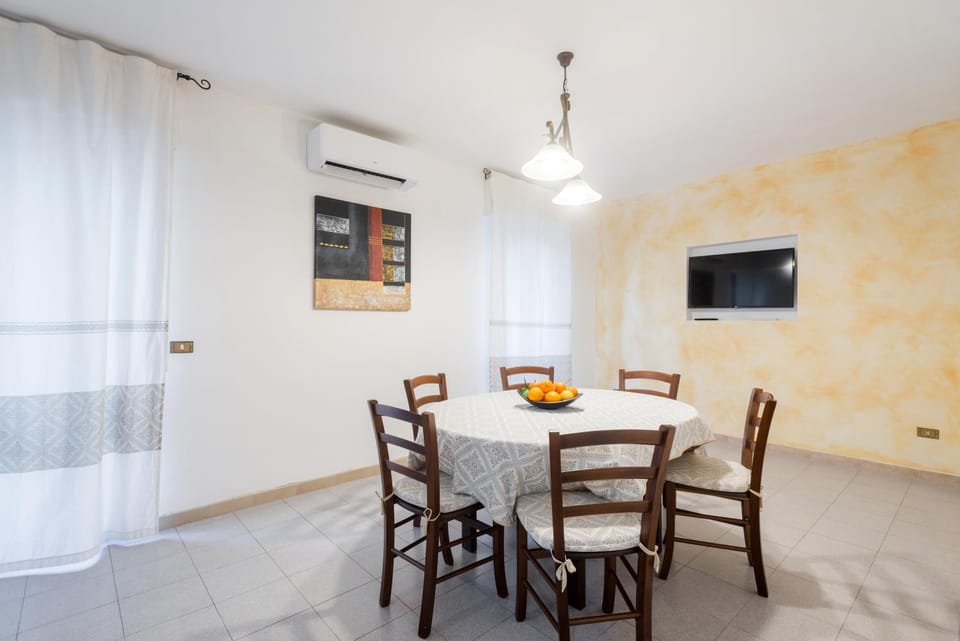 TV and multimedia, Seating area, Dining area, air conditioner