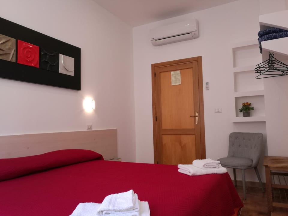 Bed, Photo of the whole room, Bedroom, air conditioner