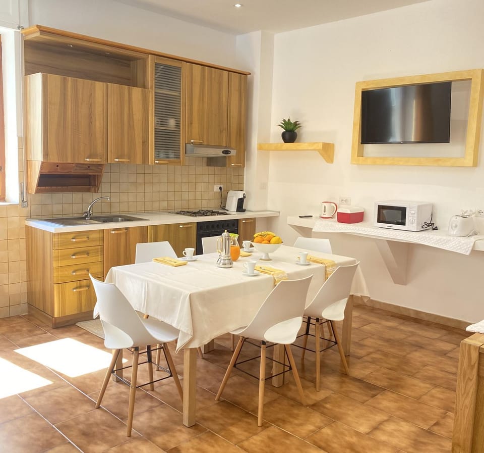 TV and multimedia, Kitchen or kitchenette, Dining area, kitchen, air conditioner