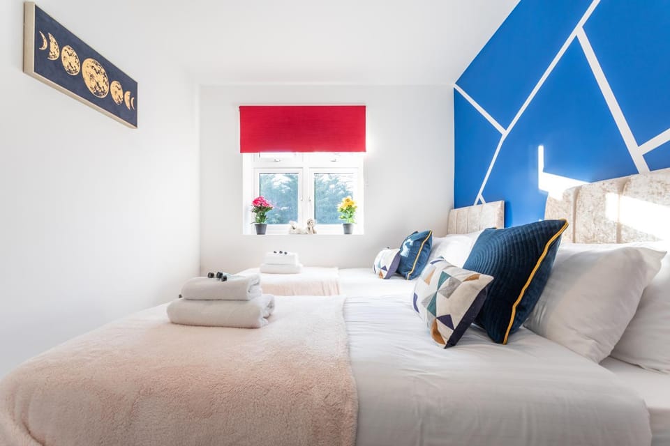 Bed, Photo of the whole room, Bedroom, towels, towels