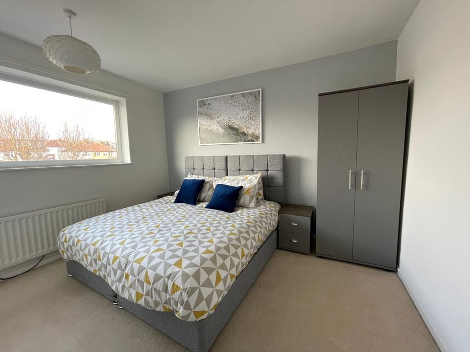 Bed, Photo of the whole room, Bedroom, internet, wardrobe