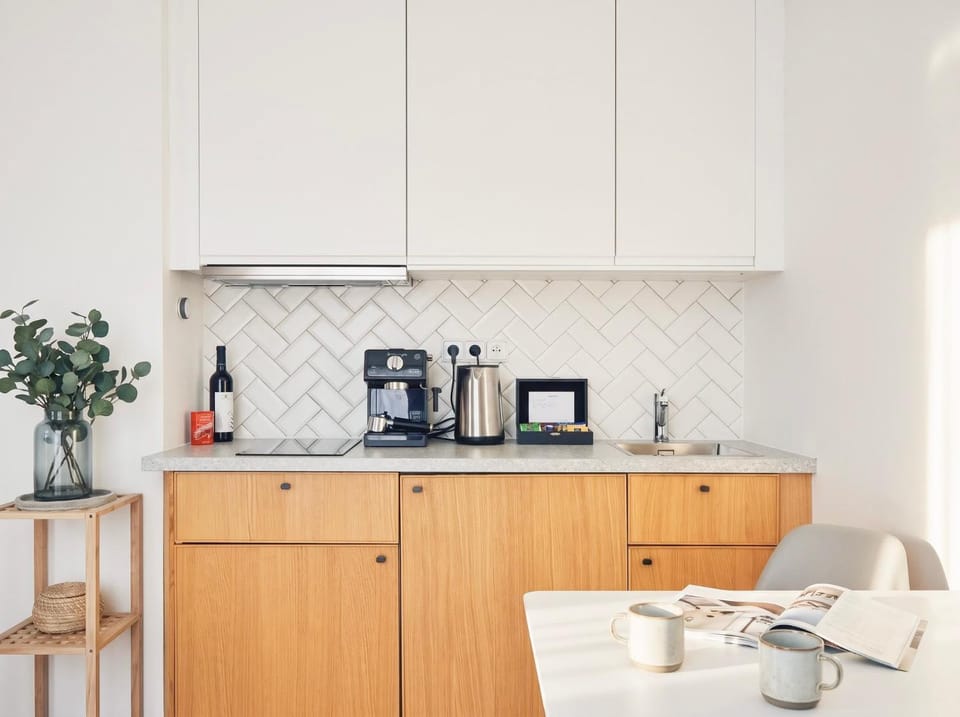 Coffee/tea facilities, Kitchen or kitchenette, Dining area, stove
