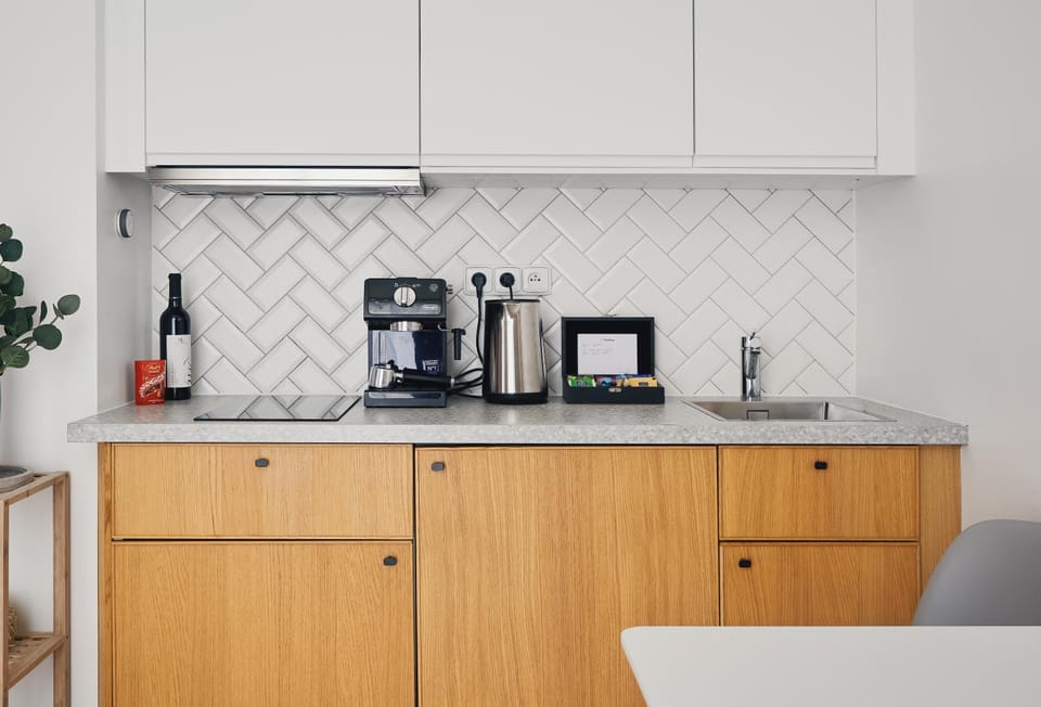 Coffee/tea facilities, Kitchen or kitchenette, stove