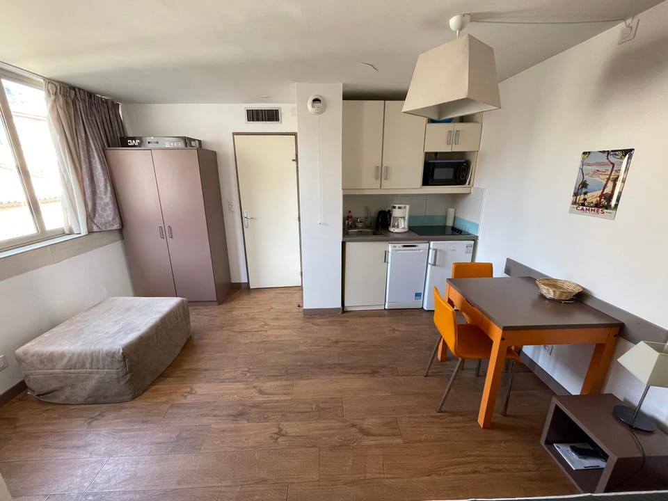 Kitchen or kitchenette, Living room, Seating area, Dining area