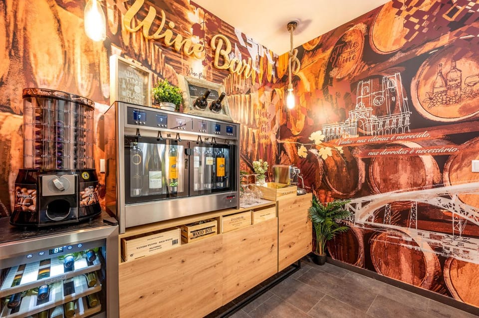 Lounge or bar, Drinks, Alcoholic drinks