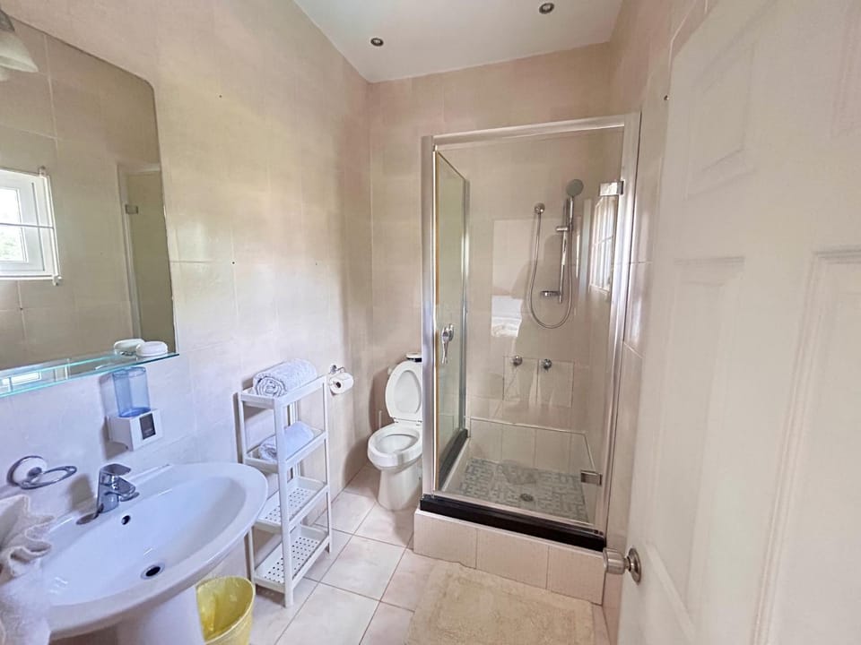 5 Bed Villa Sleeps 14 - Private Pool - Smart TVs Villa in Runaway Bay