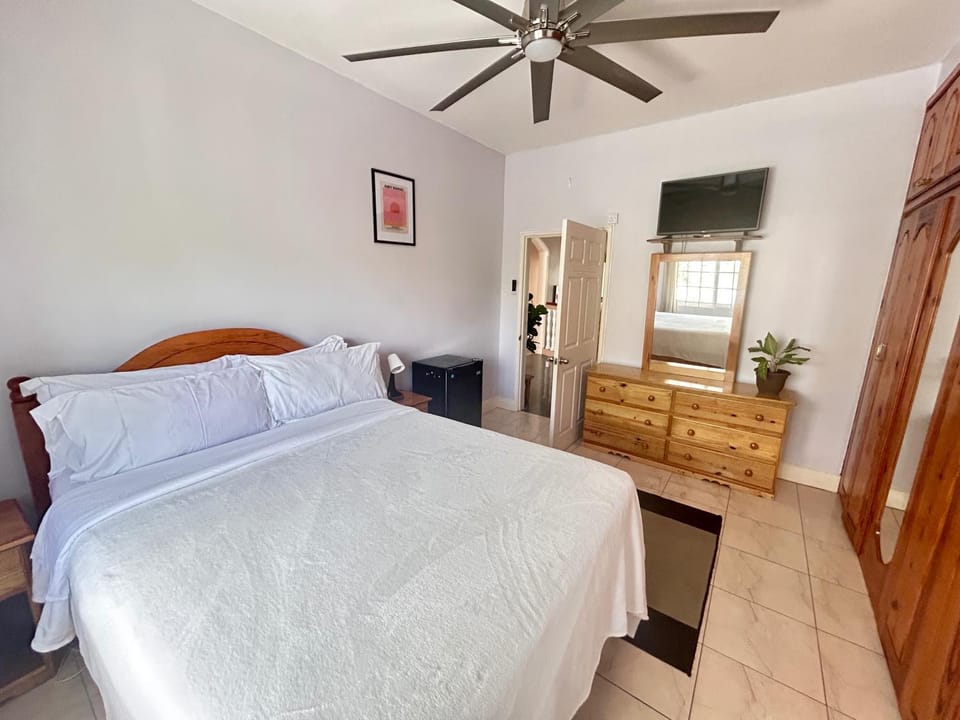 5 Bed Villa Sleeps 14 - Private Pool - Smart TVs Villa in Runaway Bay
