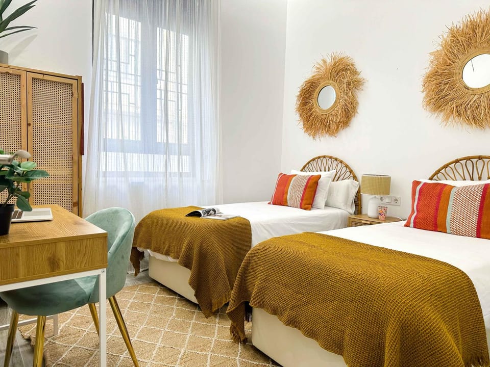 Seating area, Bedroom, wardrobe