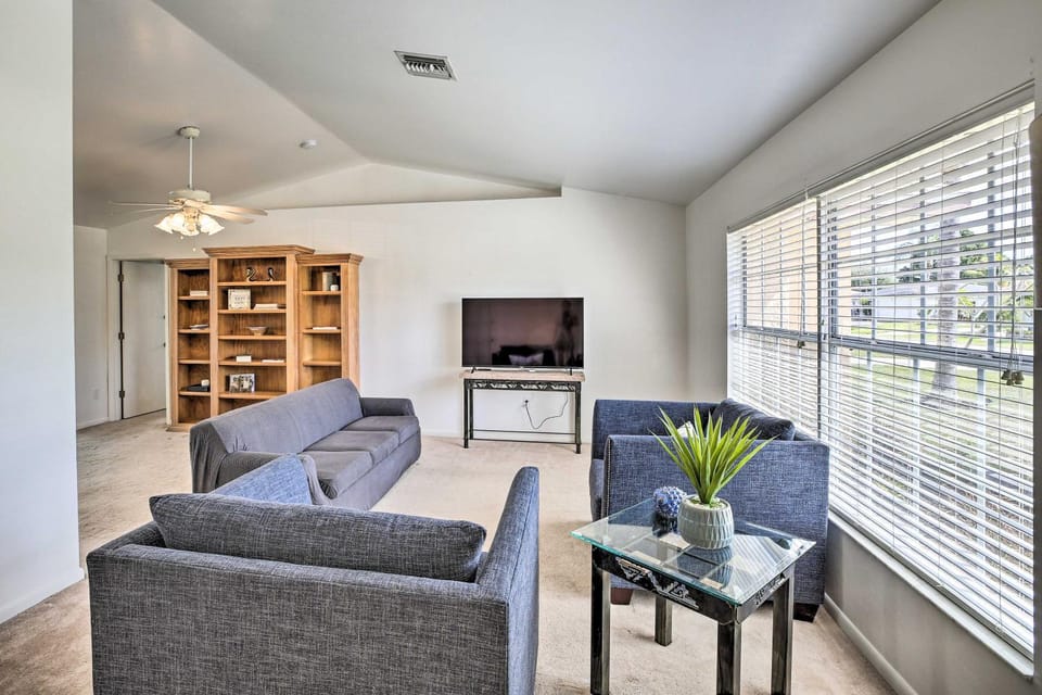 Breezy Cape Coral Oasis, Covered Lanai & BBQ House in Cape Coral