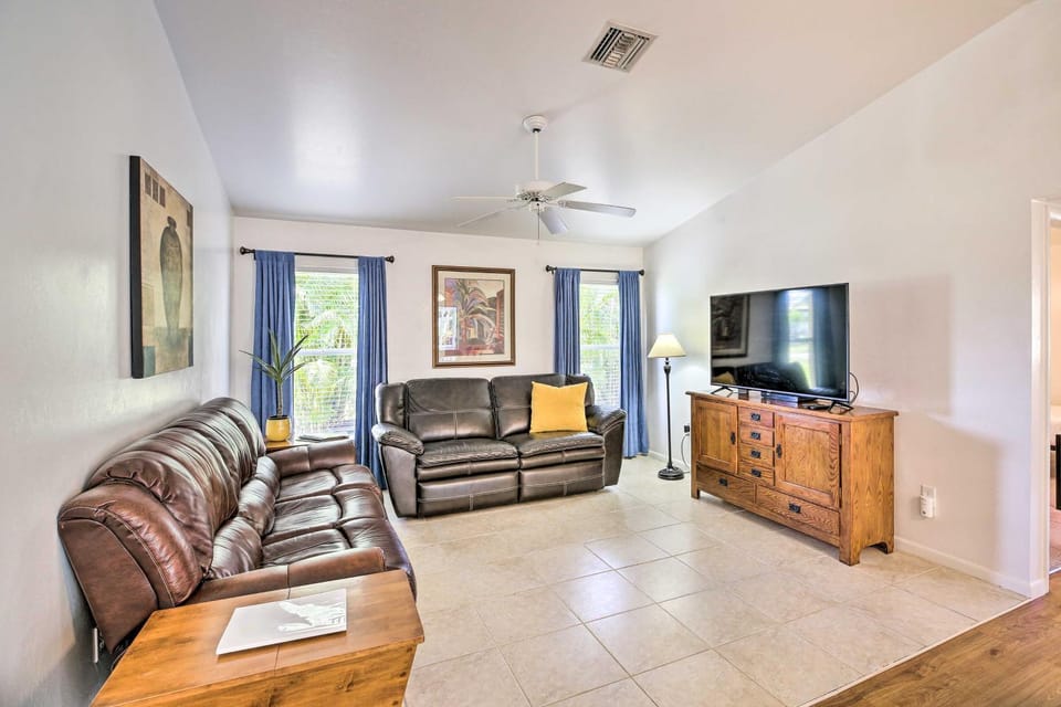 Breezy Cape Coral Oasis, Covered Lanai & BBQ House in Cape Coral