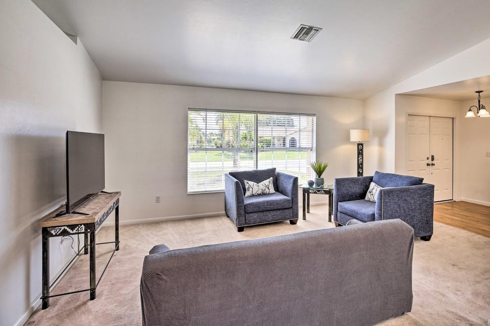 Breezy Cape Coral Oasis, Covered Lanai & BBQ House in Cape Coral