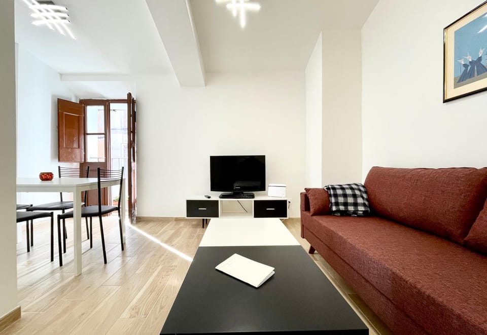 TV and multimedia, Living room, Seating area, Dining area