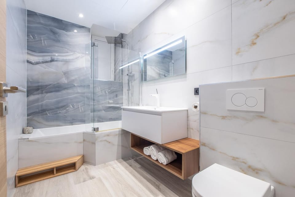 Shower, Toilet, Bathroom, Bath, towels