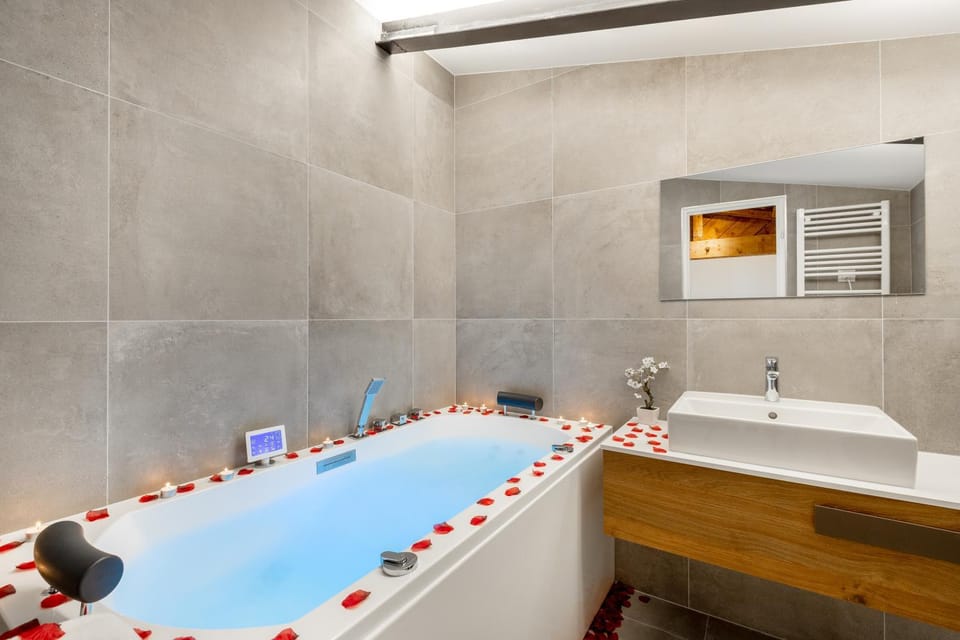 Toilet, Hot Tub, Hot Tub, Bathroom, View (from property/room), City view, Lunch, Bath