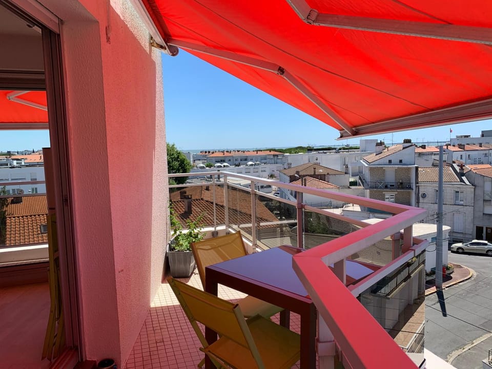 Appt 4 pers, centre-ville tout à pieds, plage 300m, aperçu mer, très calme parking privé, possibilité garage et location vélos électriques Apartment in Royan