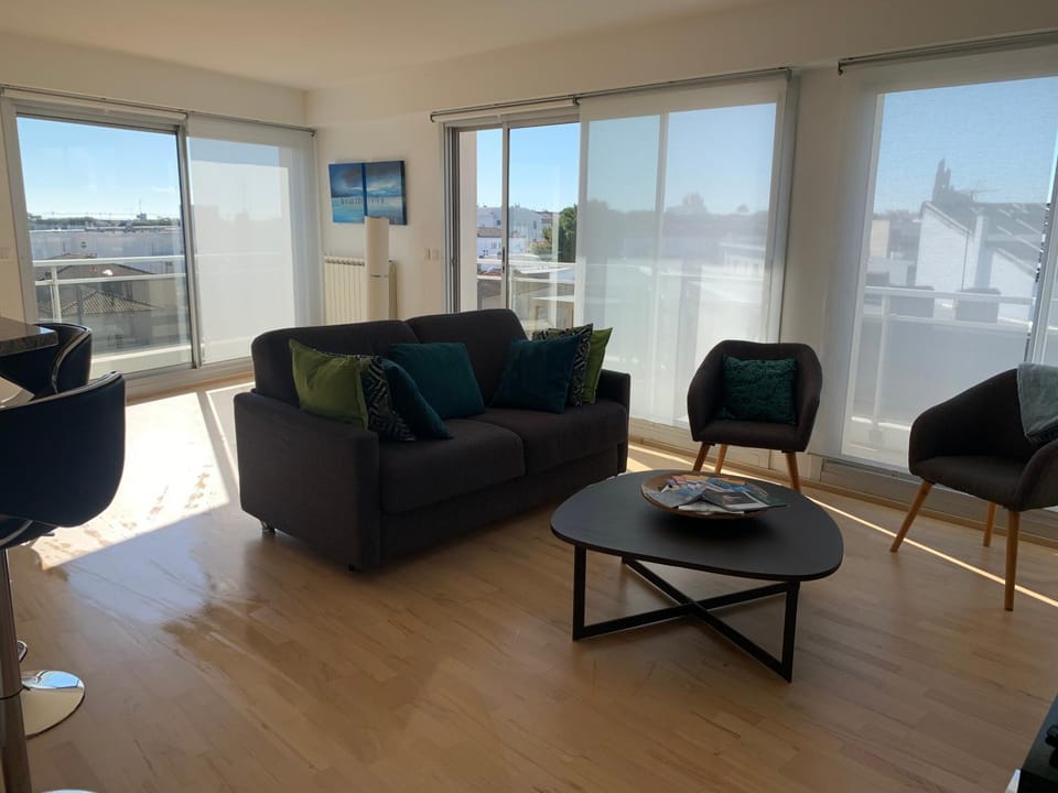 Appt 4 pers, centre-ville tout à pieds, plage 300m, aperçu mer, très calme parking privé, possibilité garage et location vélos électriques Apartment in Royan
