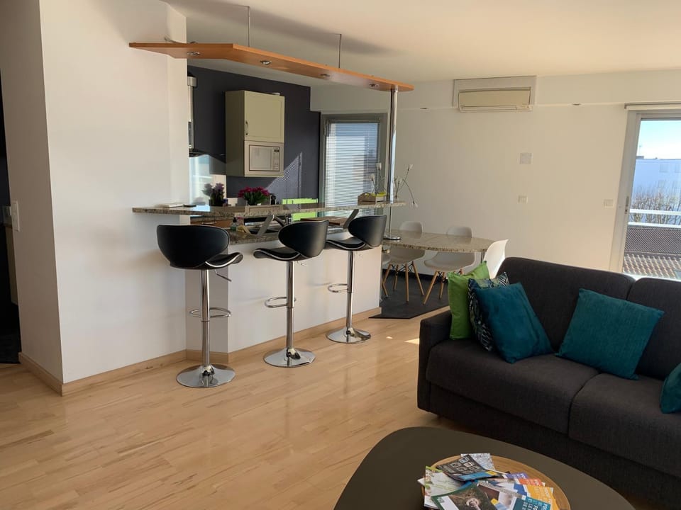 Appt 4 pers, centre-ville tout à pieds, plage 300m, aperçu mer, très calme parking privé, possibilité garage et location vélos électriques Apartment in Royan