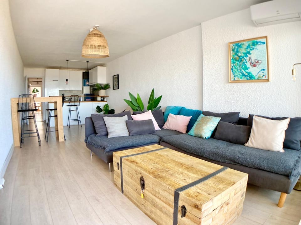 Kitchen or kitchenette, Living room, Seating area, Dining area, internet, air conditioner