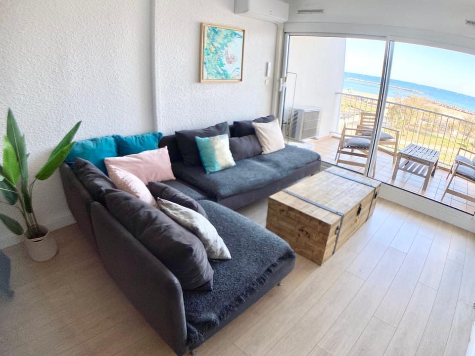 Natural landscape, View (from property/room), Living room, Seating area, Sea view, heating, internet, air conditioner