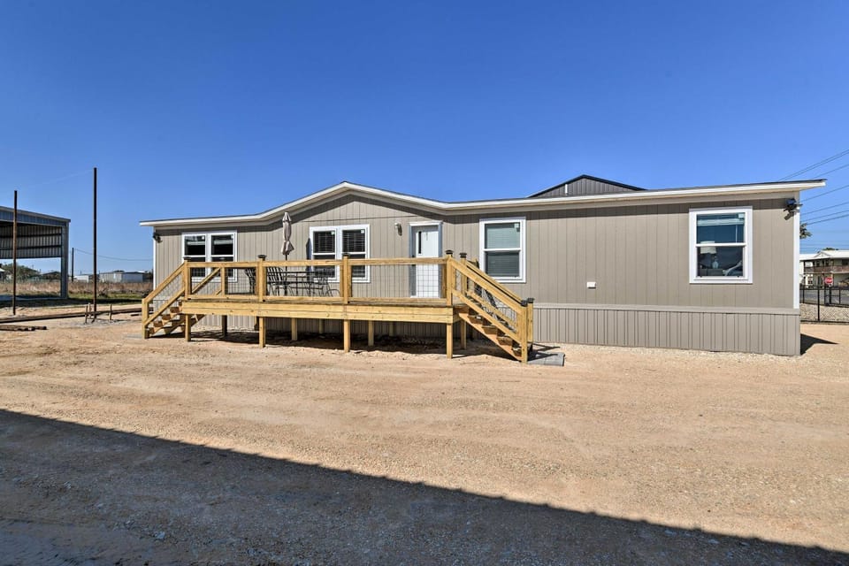 3 Mi to Beach: Home w/ Deck in Port O'Connor! House in Port O'Connor