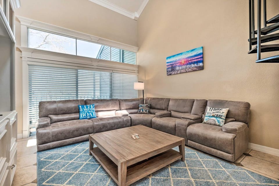 Idyllic Montgomery Condo w/ Pool & Lake View! House in Lake Conroe