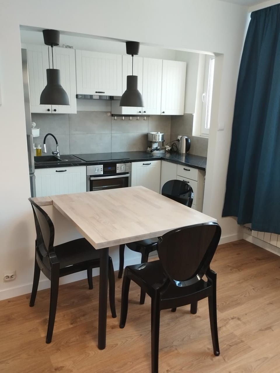 Kitchen or kitchenette, Dining area, stove