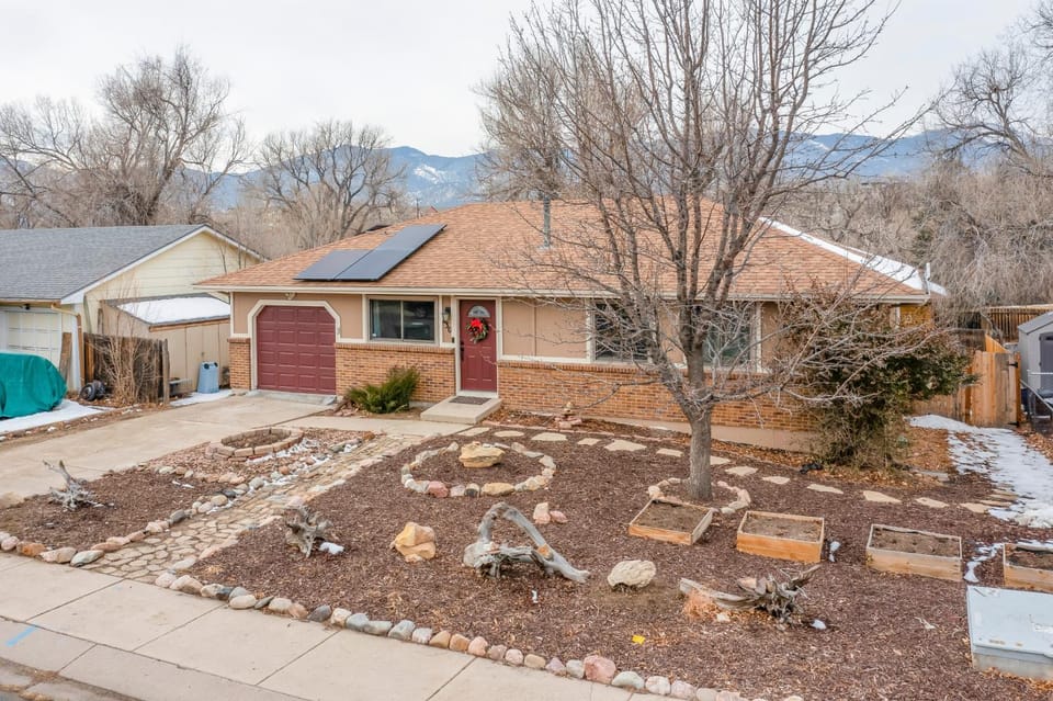5 minutes to downtown and just minutes to military and hospitals House in Colorado Springs