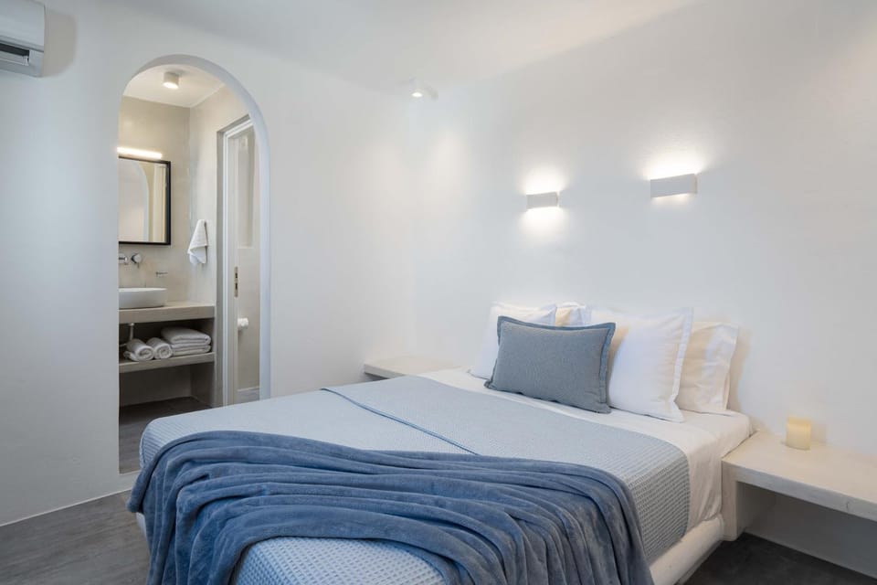 Bed, Bathroom