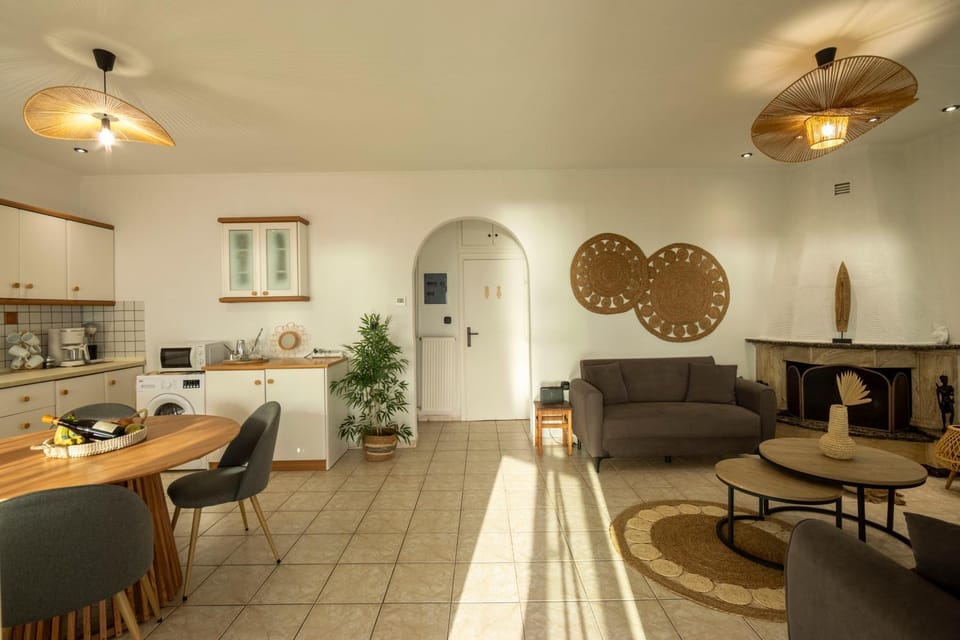 Summer, Seating area, fireplace, kitchen