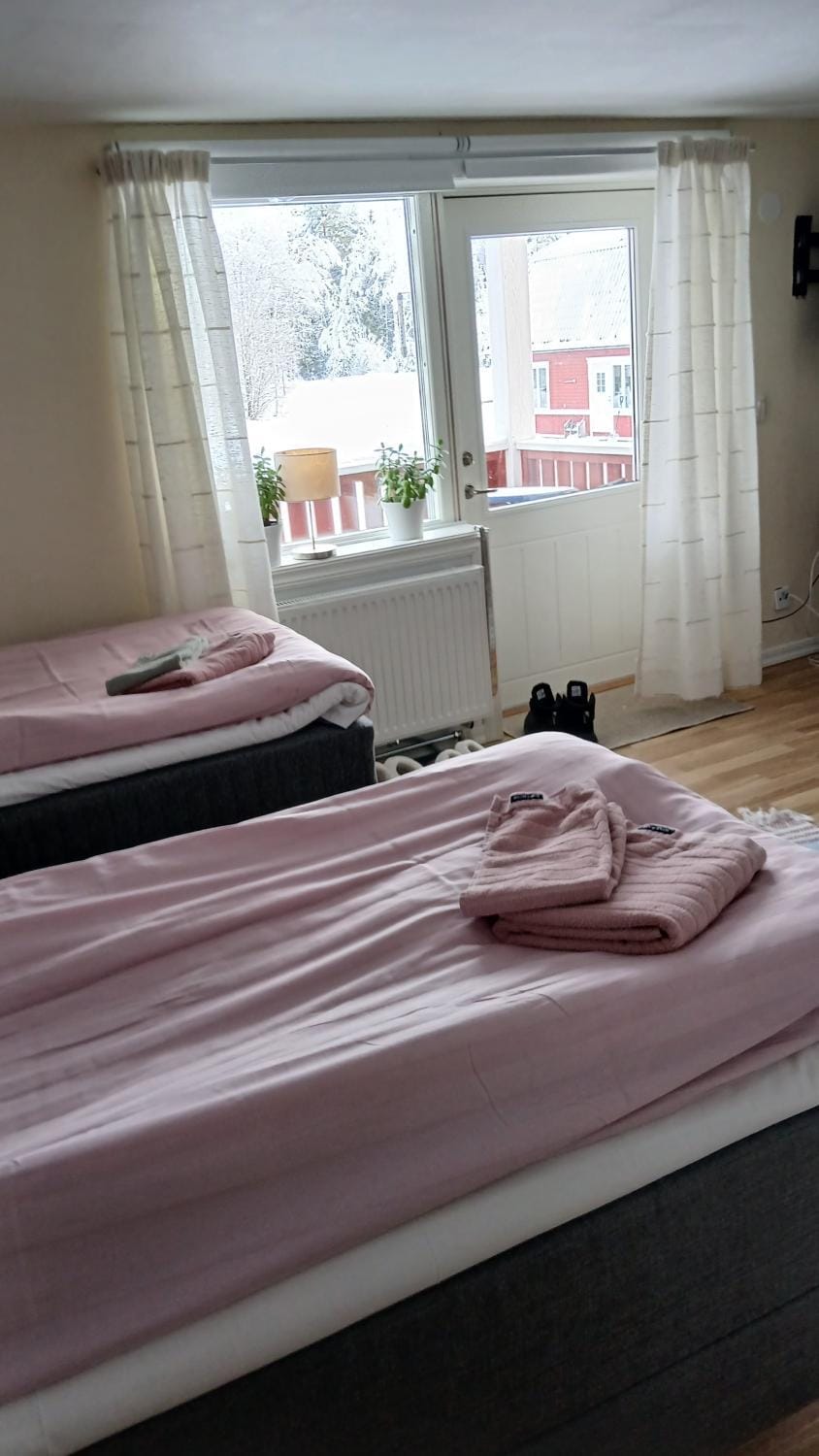 Persbacken i naturnära Ockelbo med fiske o Kungsberget när inpå,,, Apartment in Uppsala County, Sweden