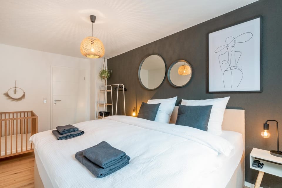 Bed, TV and multimedia, Bedroom, cot