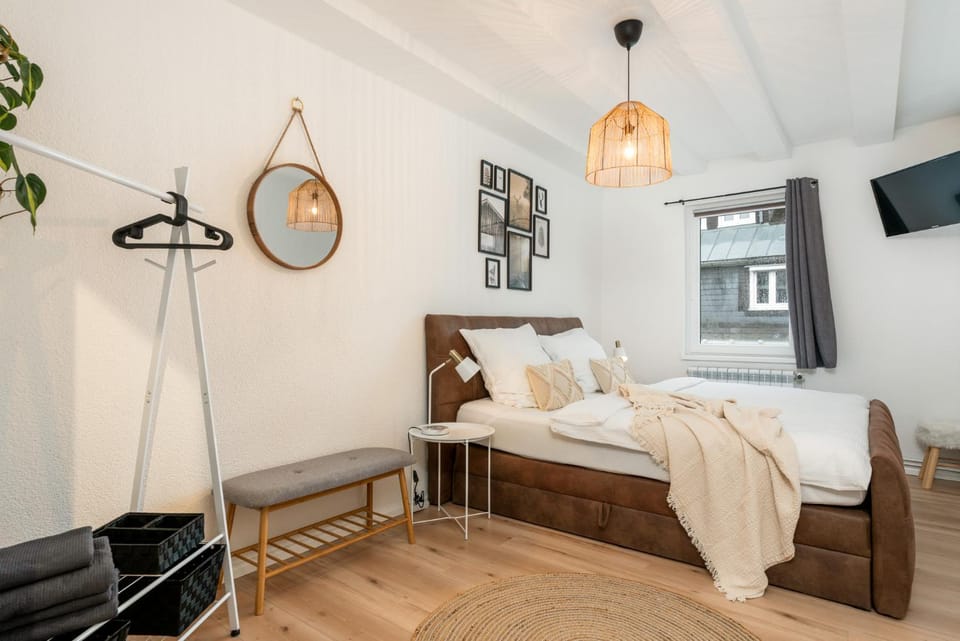 Bed, TV and multimedia, Bedroom