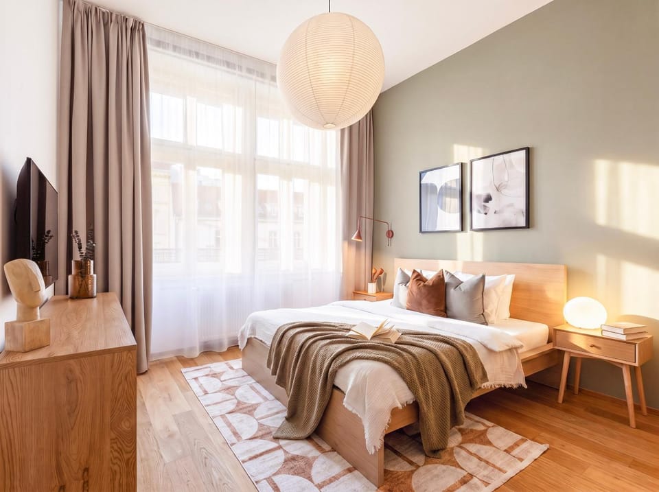 Bed, TV and multimedia, Bedroom