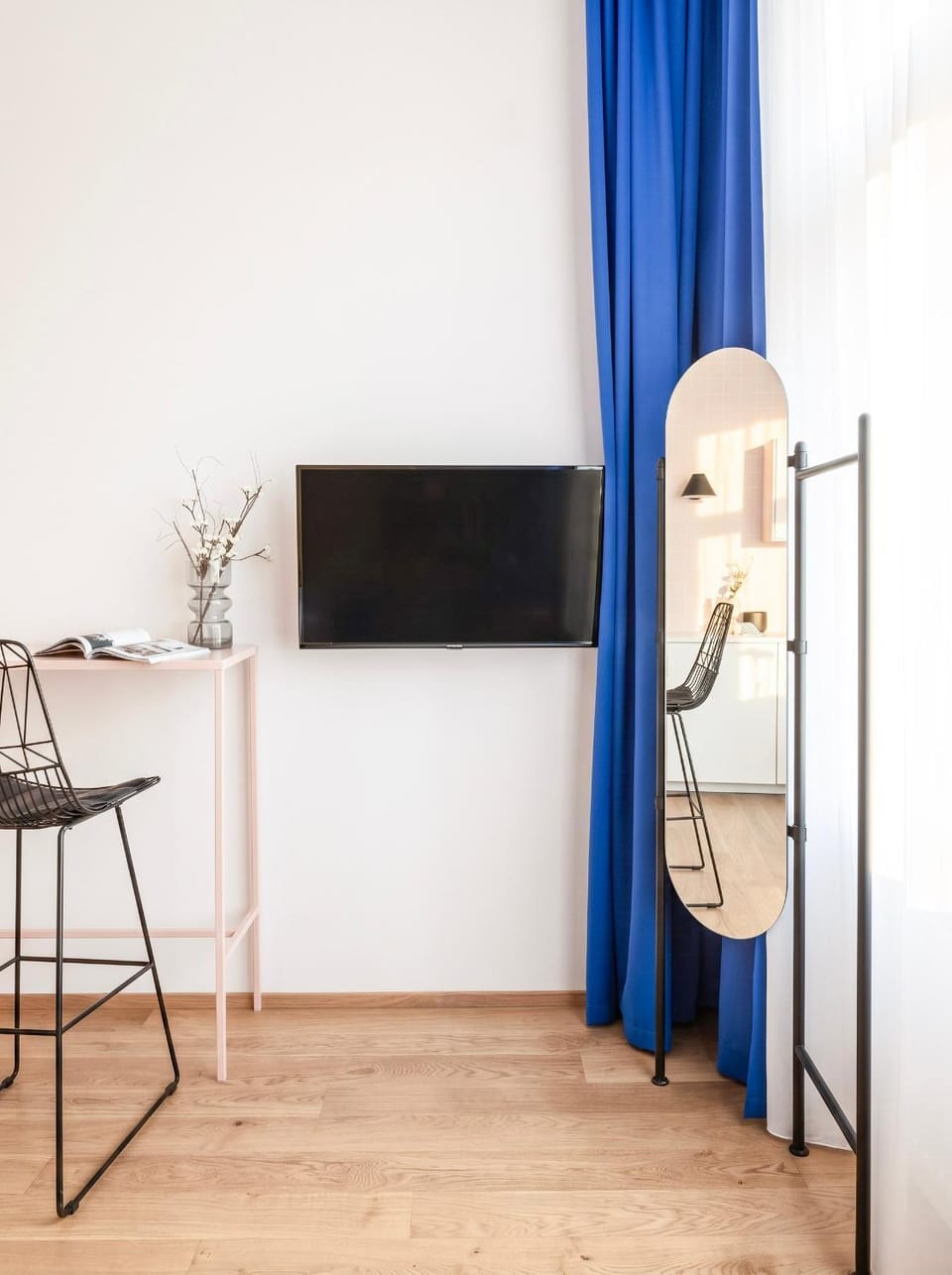 TV and multimedia, Seating area, Bedroom