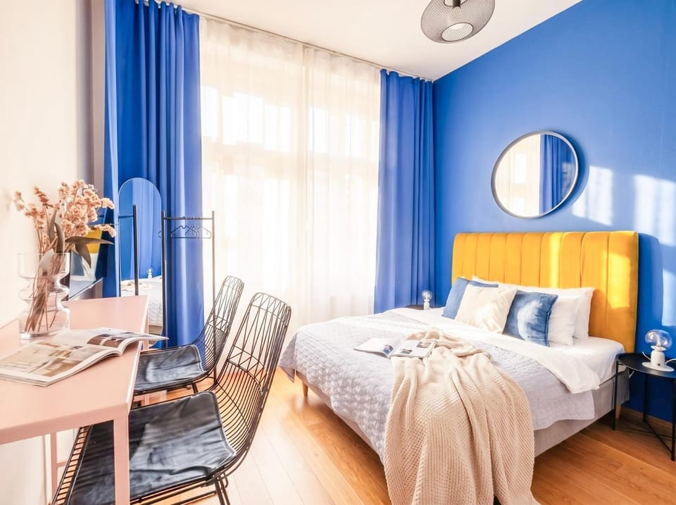 Bed, Seating area, Bedroom