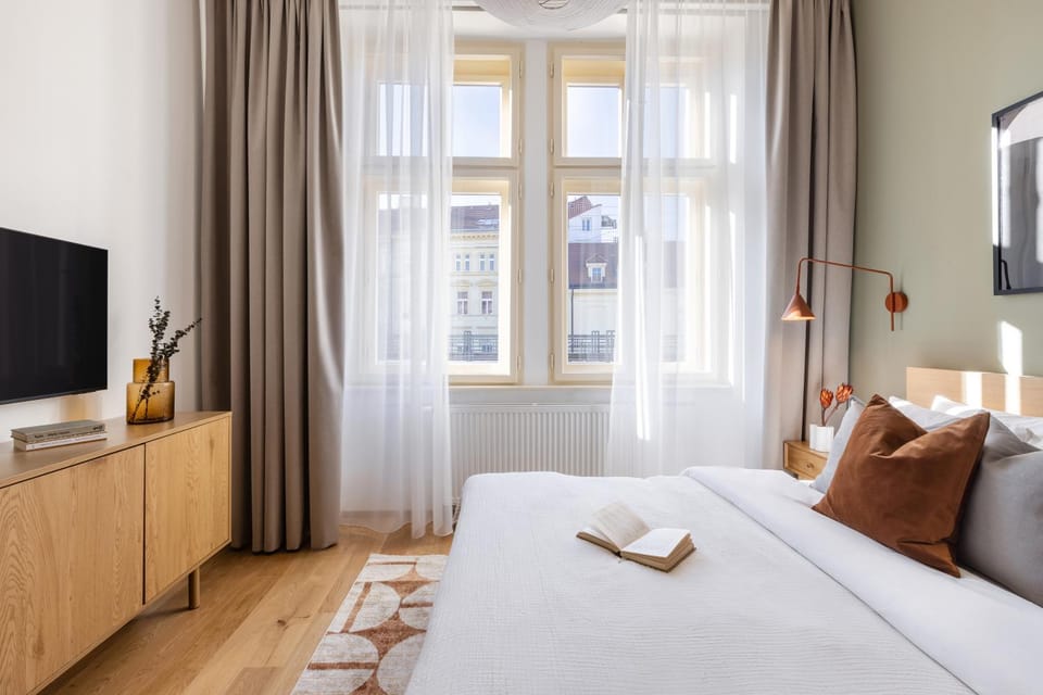 Bed, TV and multimedia, Bedroom