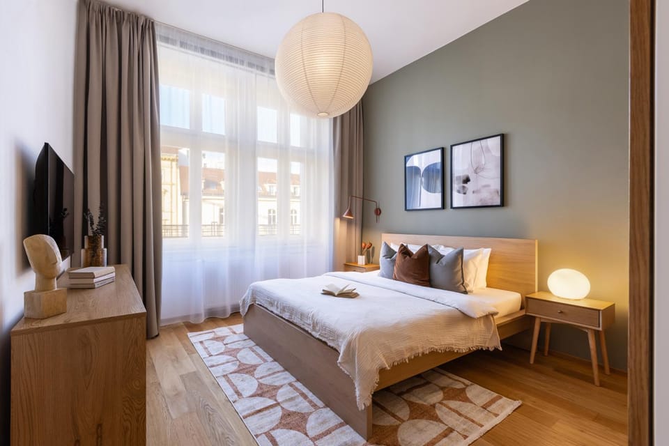 Bed, TV and multimedia, Bedroom
