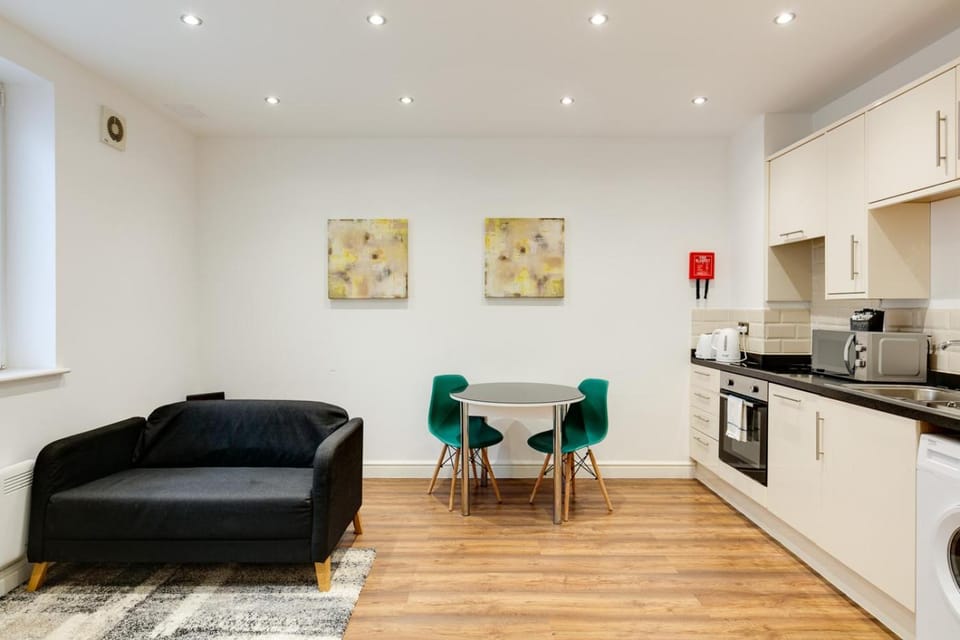 Kitchen or kitchenette, Living room, minibar, toaster