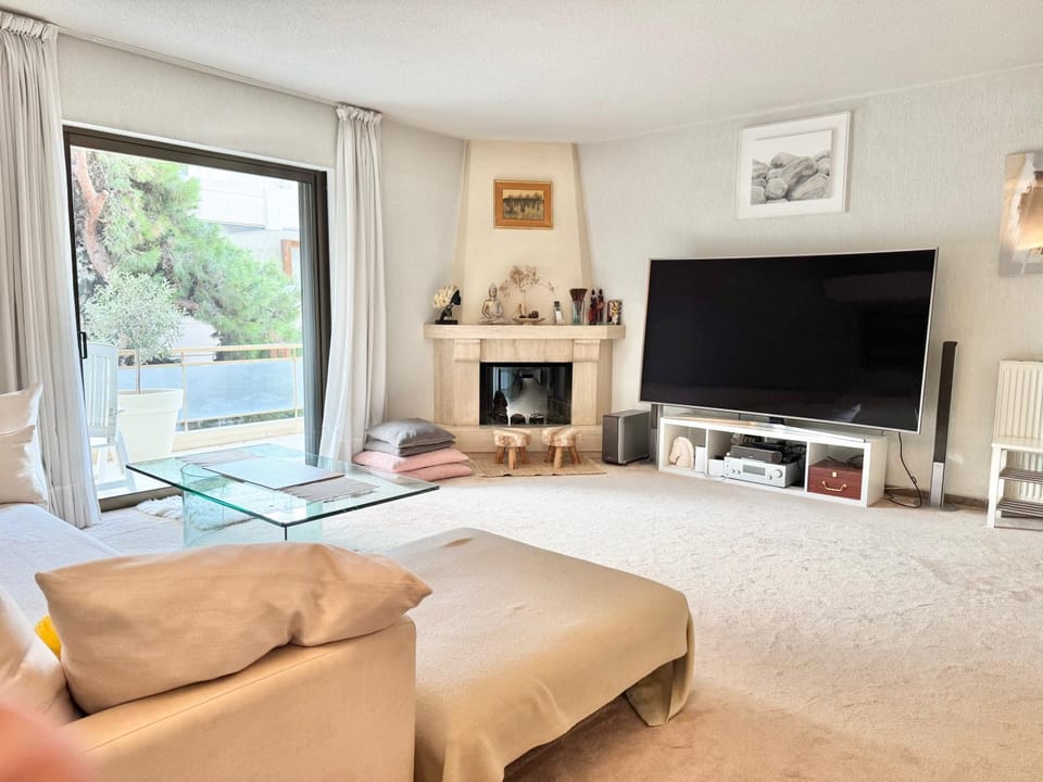 TV and multimedia, Living room, Seating area, Evening entertainment